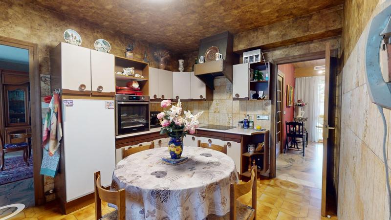 Maison - 330 m² - 8 pièces