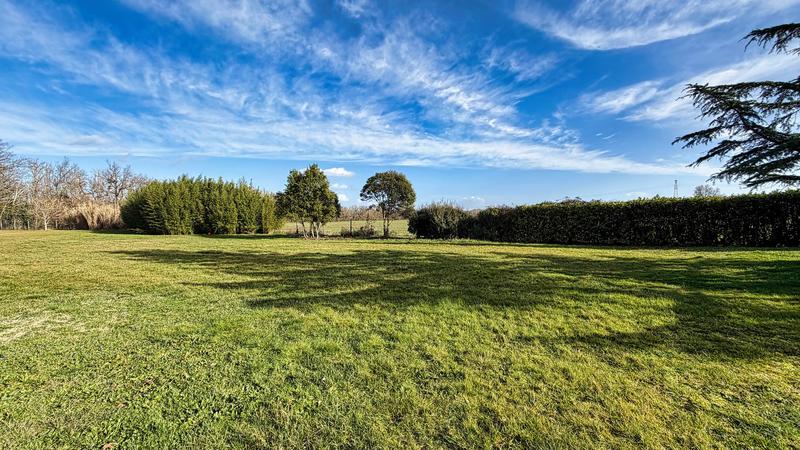 Terrain constructible - 1 077 m²