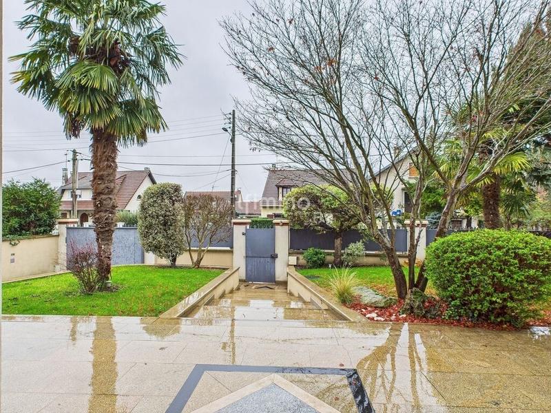 Maison - 378 m² - 7 pièces