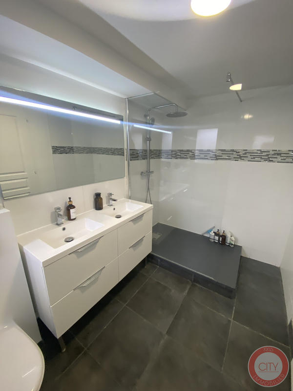 Maison traditionnelle - 223 m² - 9 pièces