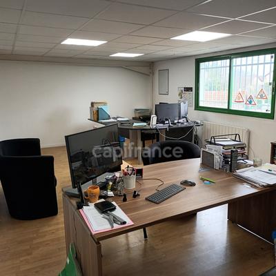 Local d'activité / Entrepôt - 1 374 m² - 10 pièces