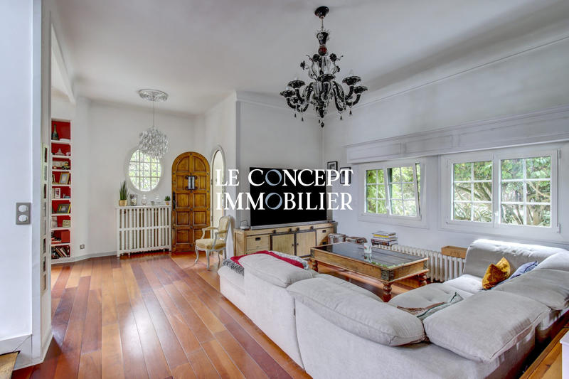 Maison - 303 m² - 10 pièces