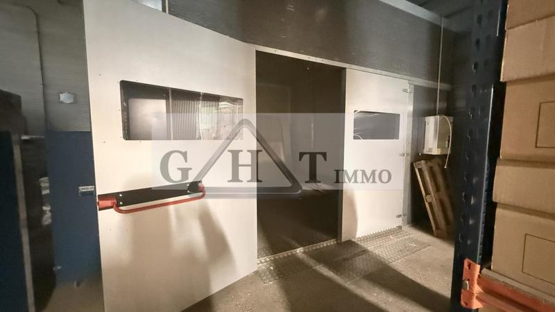 Entrepôt - 2 200 m²