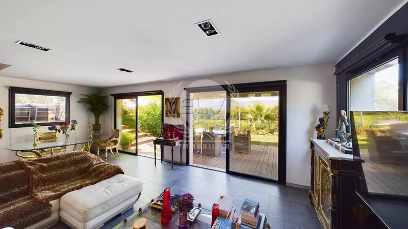 Maison - 1 100 m² - 4 pièces