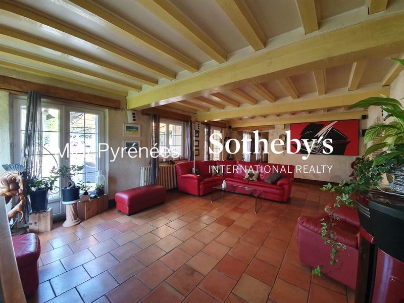 Propriété - 661 m² - 16 pièces