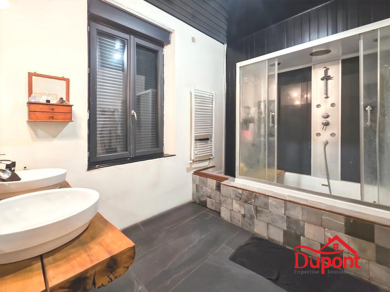 Maison - 249 m² - 8 pièces