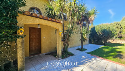 Maison - 220 m² - 8 pièces