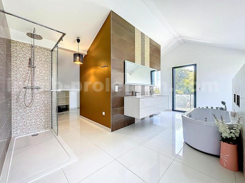 Maison - 280 m² - 8 pièces