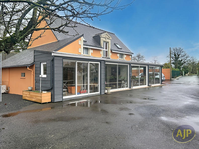 Maison - 220 m² - 7 pièces