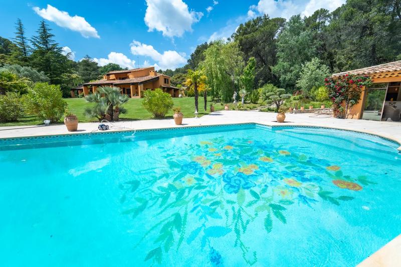 Propriété - 307 m² - 7 pièces