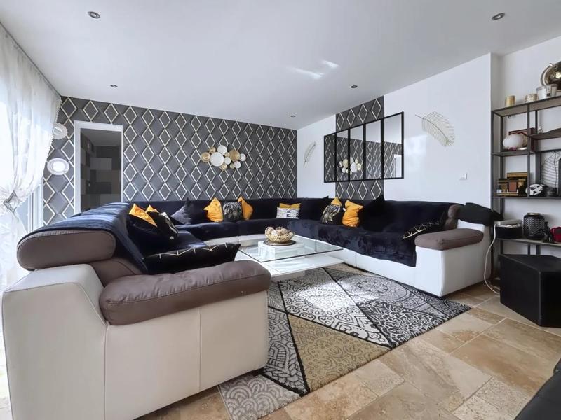 Maison - 241 m² - 8 pièces