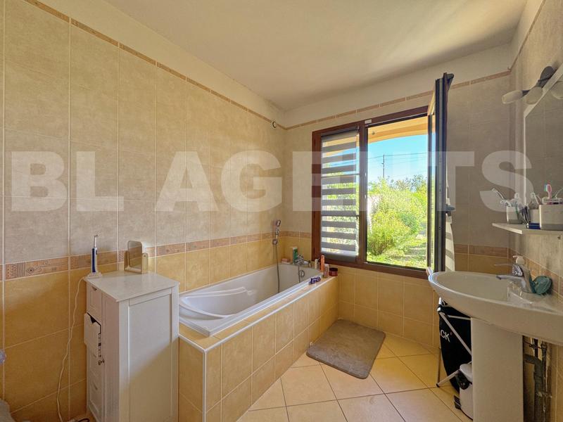 Maison - 243 m² - 8 pièces