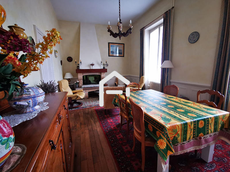 Maison - 210 m² - 8 pièces