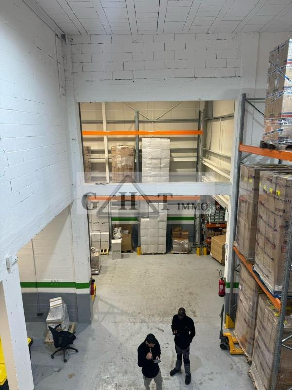 Entrepôt - 1 520 m²