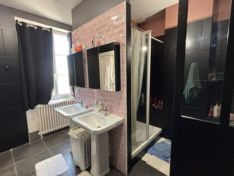 Maison - 245 m² - 9 pièces