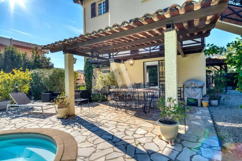 Appartement - 142 m² - 6 pièces