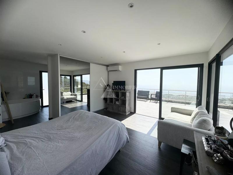 Villa - 250 m² - 6 pièces