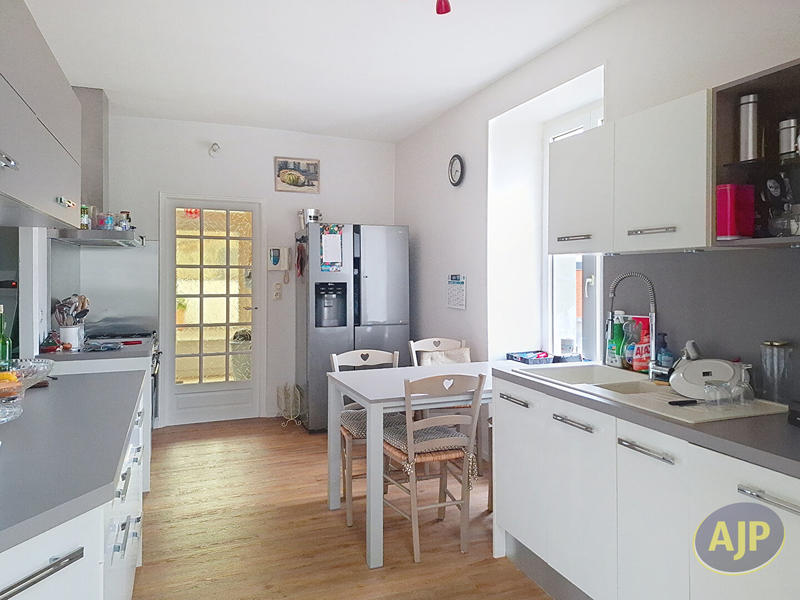 Maison - 220 m² - 7 pièces