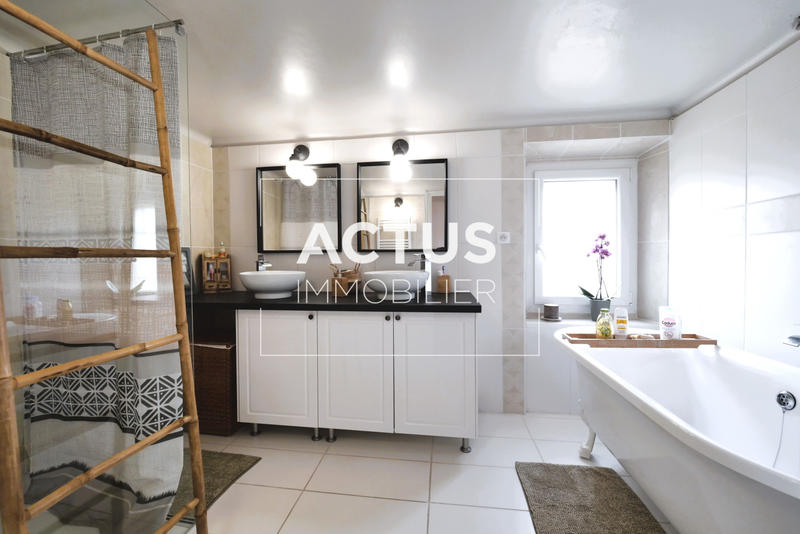 Maison - 255 m² - 8 pièces