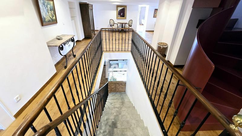 Maison - 600 m² - 10 pièces