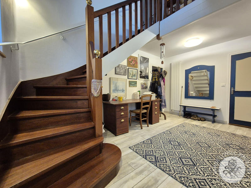 Maison - 240 m² - 8 pièces