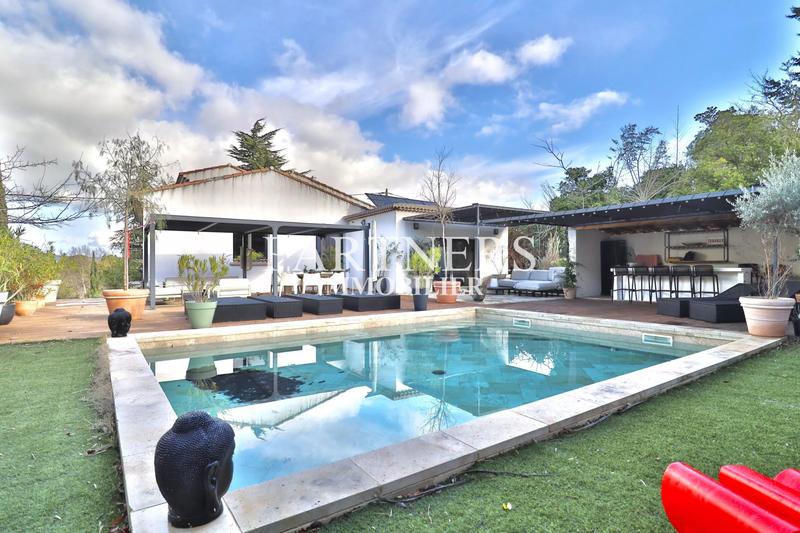 Maison - 220 m² - 7 pièces