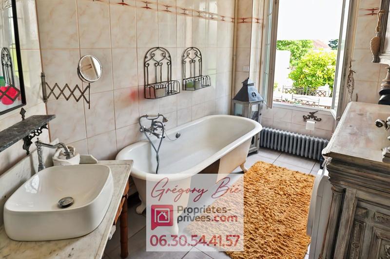 Propriété - 241 m² - 7 pièces