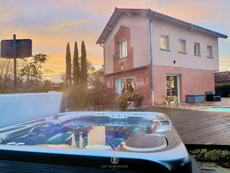 Maison - 239 m² - 9 pièces