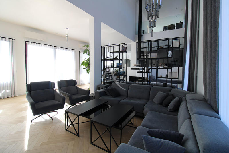 Maison - 330 m² - 11 pièces