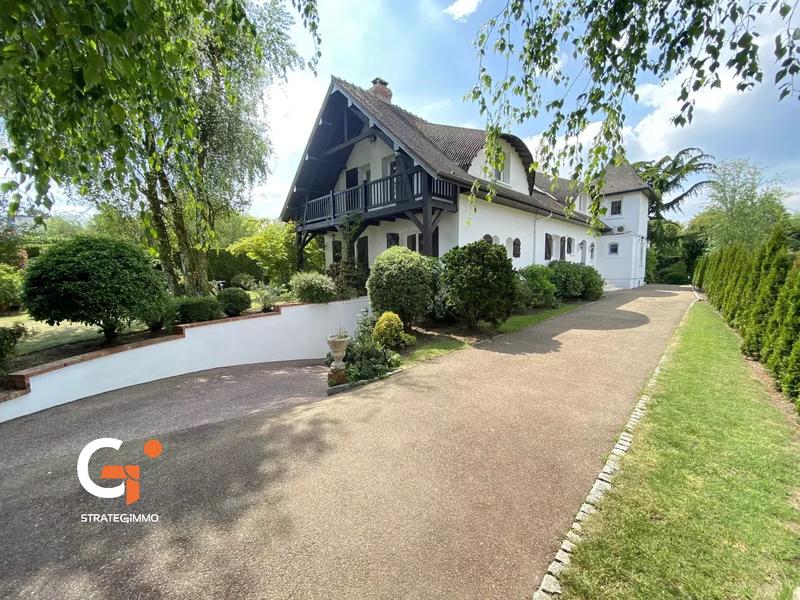 Propriété - 300 m² - 10 pièces