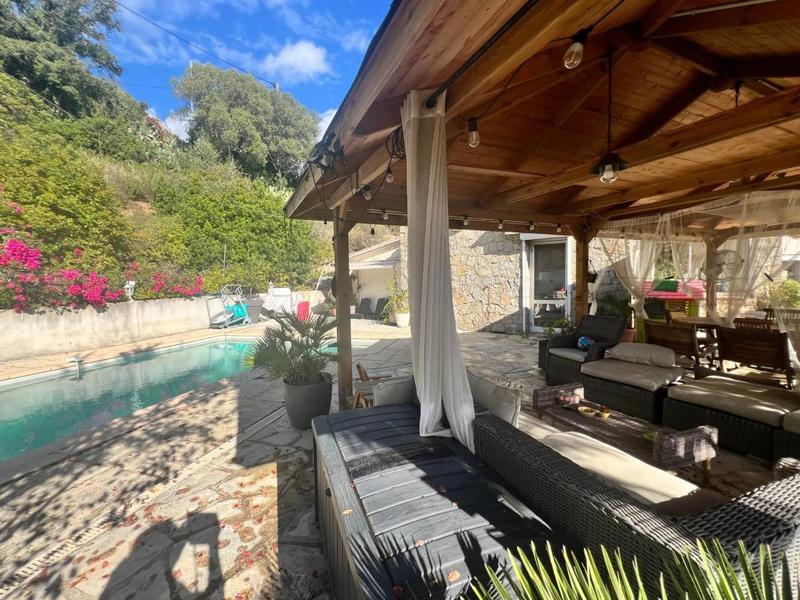 Maison - 220 m² - 9 pièces