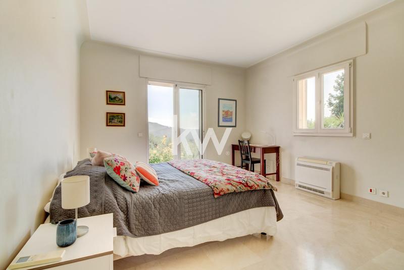 Maison - 225 m² - 8 pièces