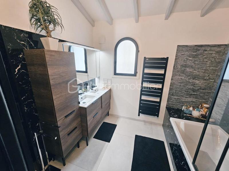 Propriété - 208 m² - 6 pièces