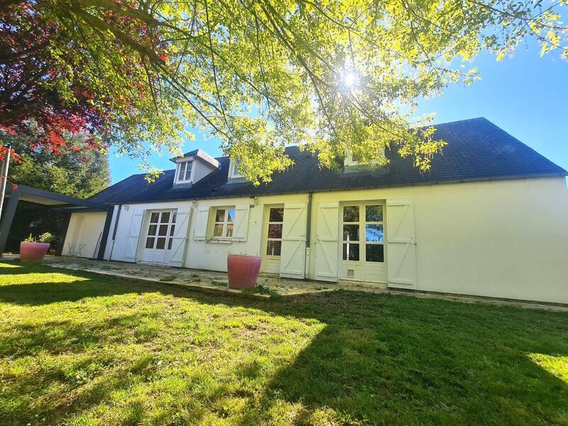 Maison - 879 m² - 5 pièces