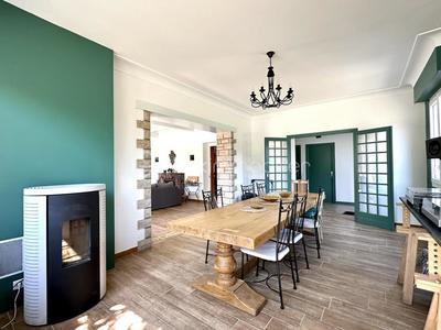 Demeure - 257 m² - 9 pièces