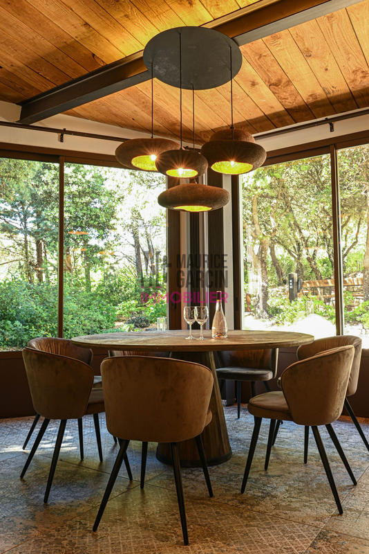 Maison - 200 m² - 8 pièces