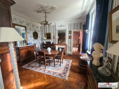 Propriété - 345 m² - 8 pièces