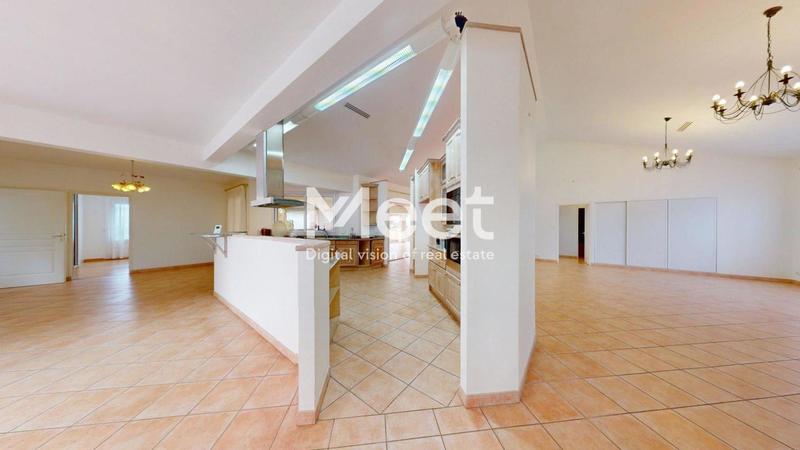 Maison - 300 m² - 8 pièces