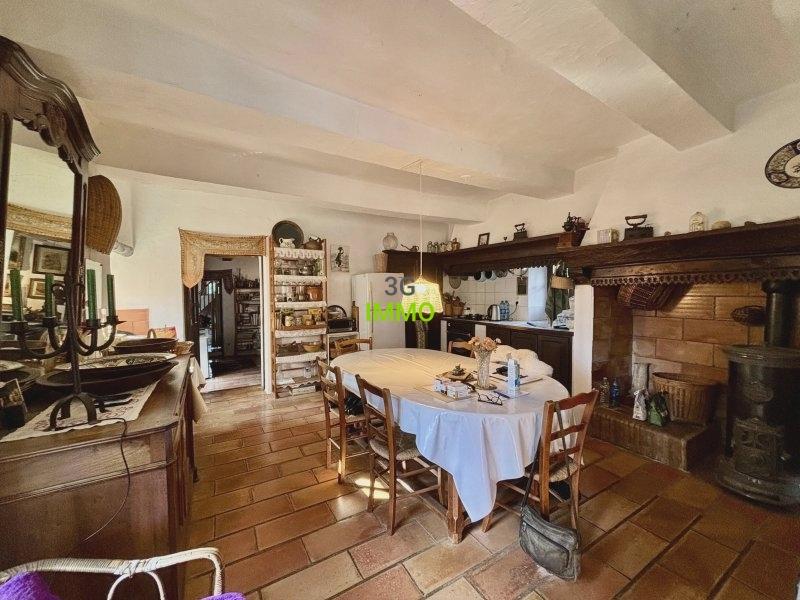 Propriété - 215 m² - 7 pièces