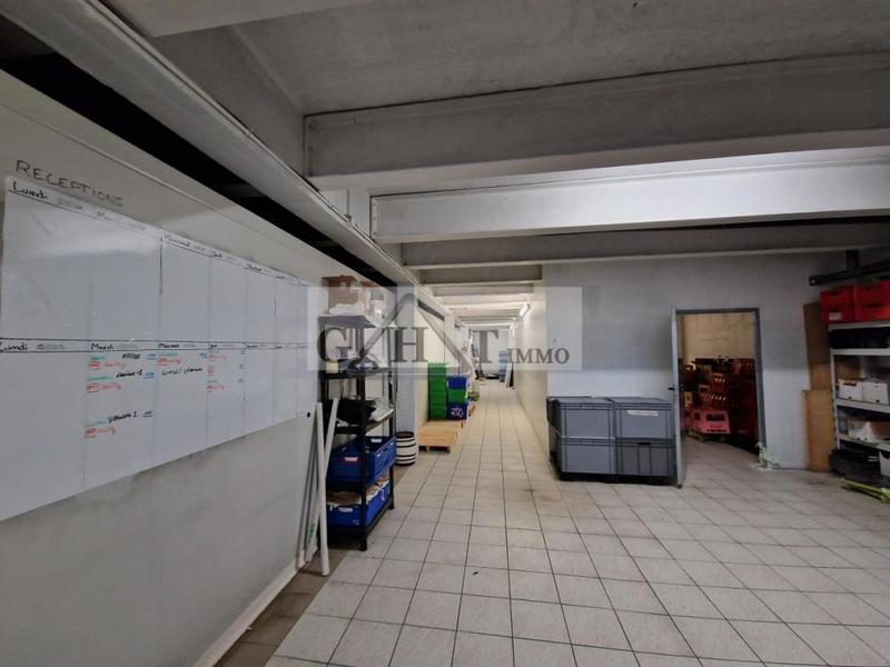Entrepôt - 1 700 m²