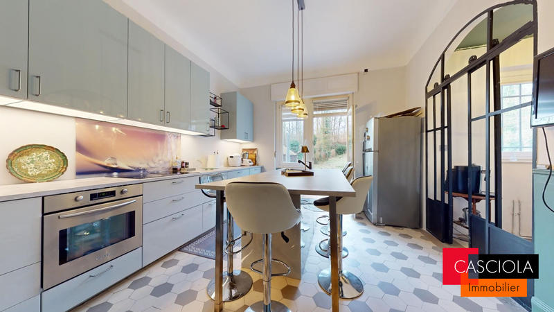 Maison - 259 m² - 9 pièces