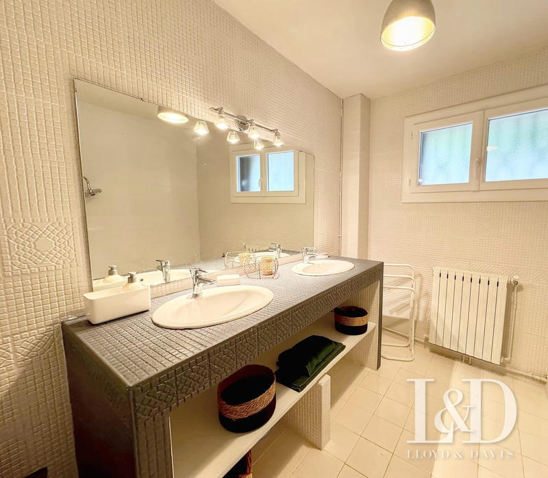 Mas - 233 m² - 8 pièces