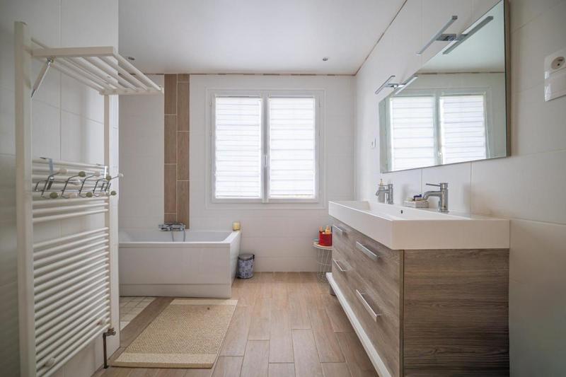 Maison traditionnelle - 261 m² - 6 pièces