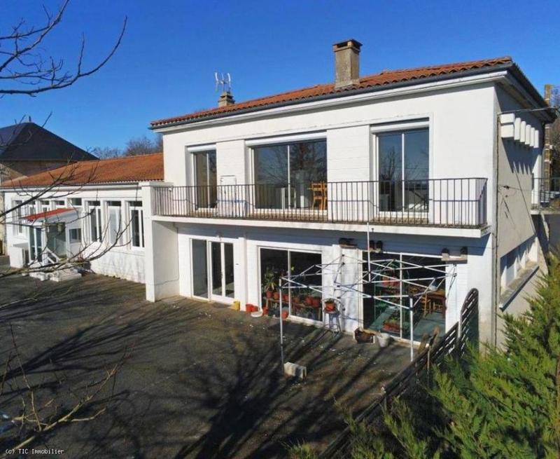 Demeure - 205 m² - 6 pièces