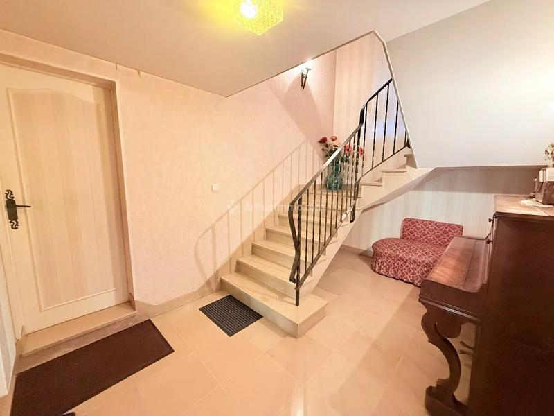 Maison - 218 m² - 9 pièces