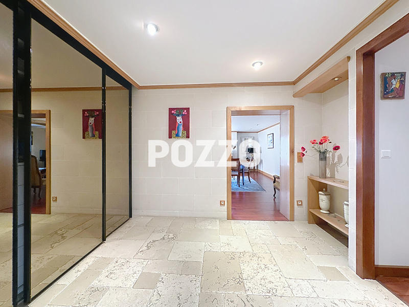 Maison - 270 m² - 10 pièces
