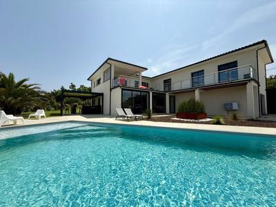 Propriété - 230 m² - 7 pièces