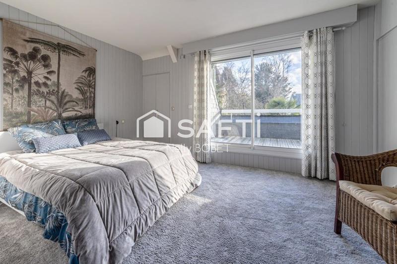 Maison - 241 m² - 8 pièces