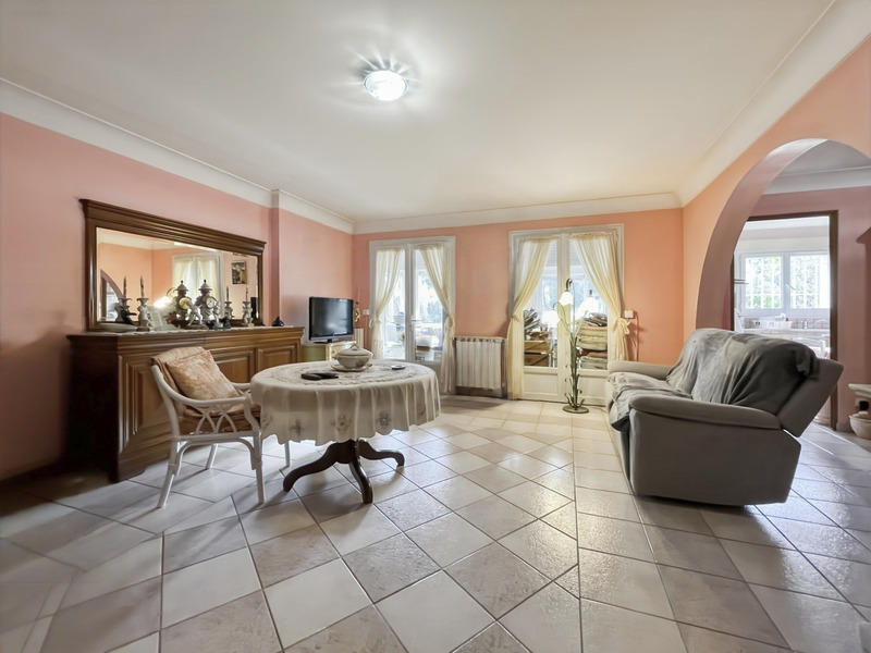 Maison - 216 m² - 9 pièces