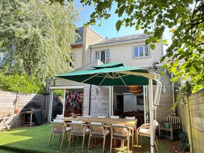 Maison - 284 m² - 9 pièces